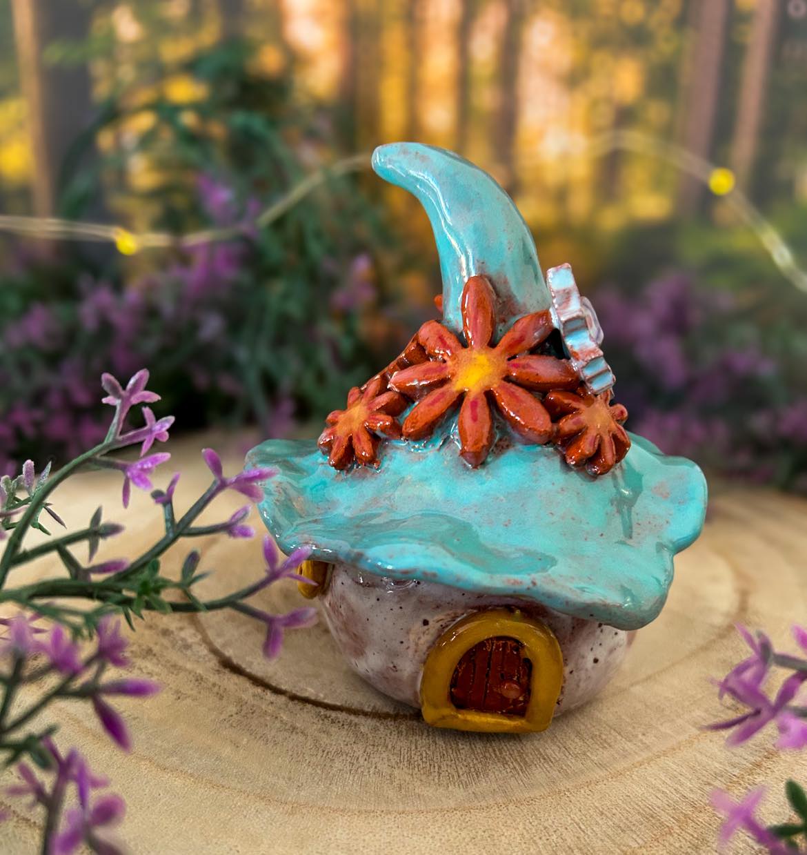 blauw met oranje bloemen klein keramiekhuisje