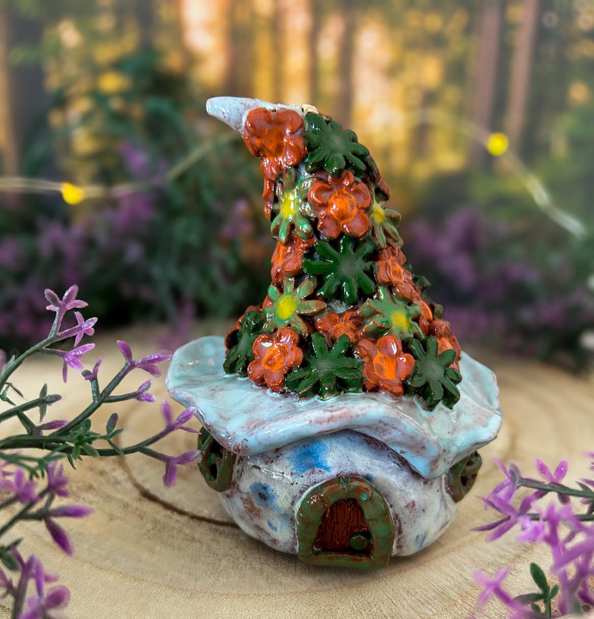 klein keramiek huisje met heel veel bloemen